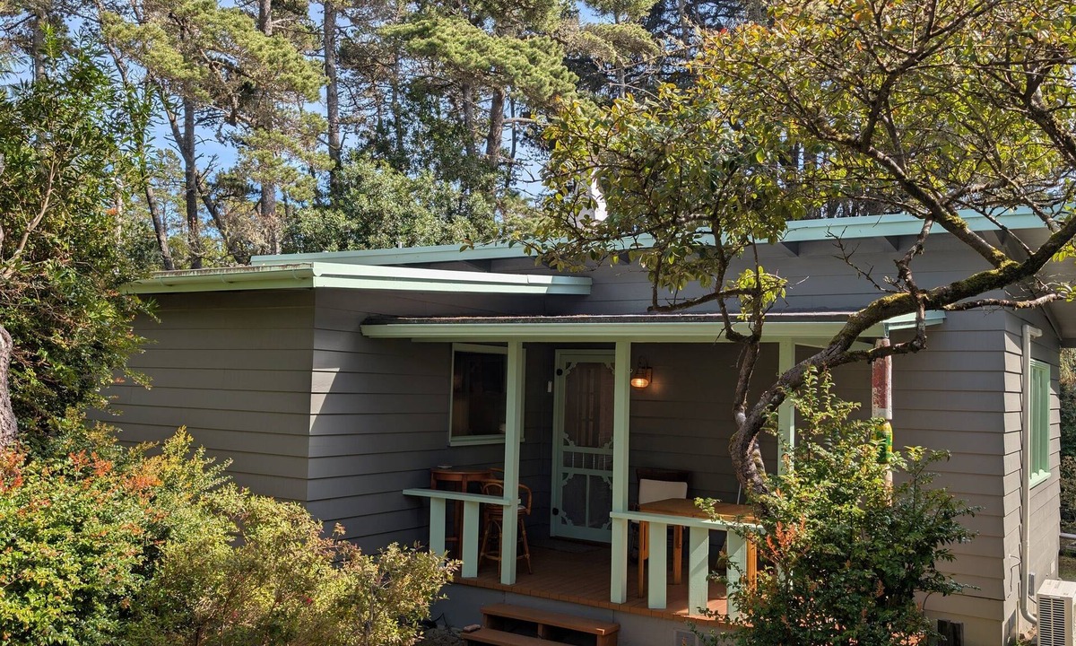 Florence Cabin | Fishers D'Lighthouse II – A 1960 Coastal Cabin