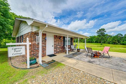 Broken Bow House | Fishing Pond & Pier: Secluded Broken Bow Cottage!
