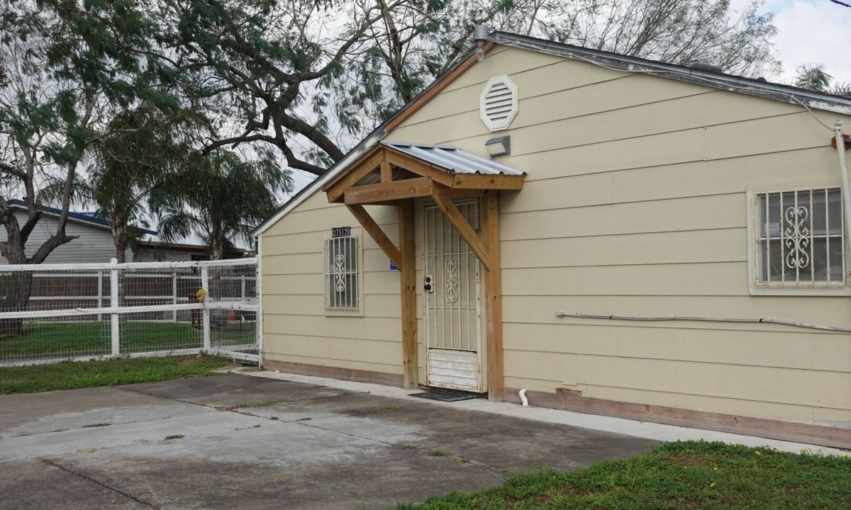 Rio Hondo Cottage | FISHING THEME COTTAGE; WATERFRONT FISHING PIER!