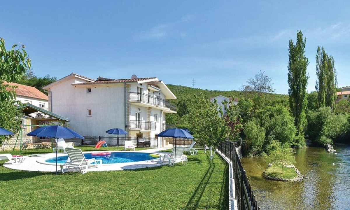 Trilj Villa | Five Bedroom Holiday Home
