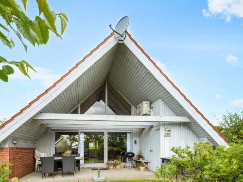 Pøt Strandby House | Five-Bedroom Holiday home in Juelsminde 2