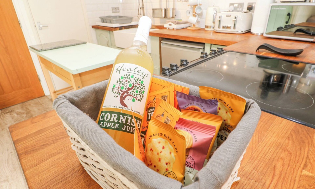 Truro Cottage | FIVE ELEMENTS BARN, pet friendly, with hot tub in St Agnes