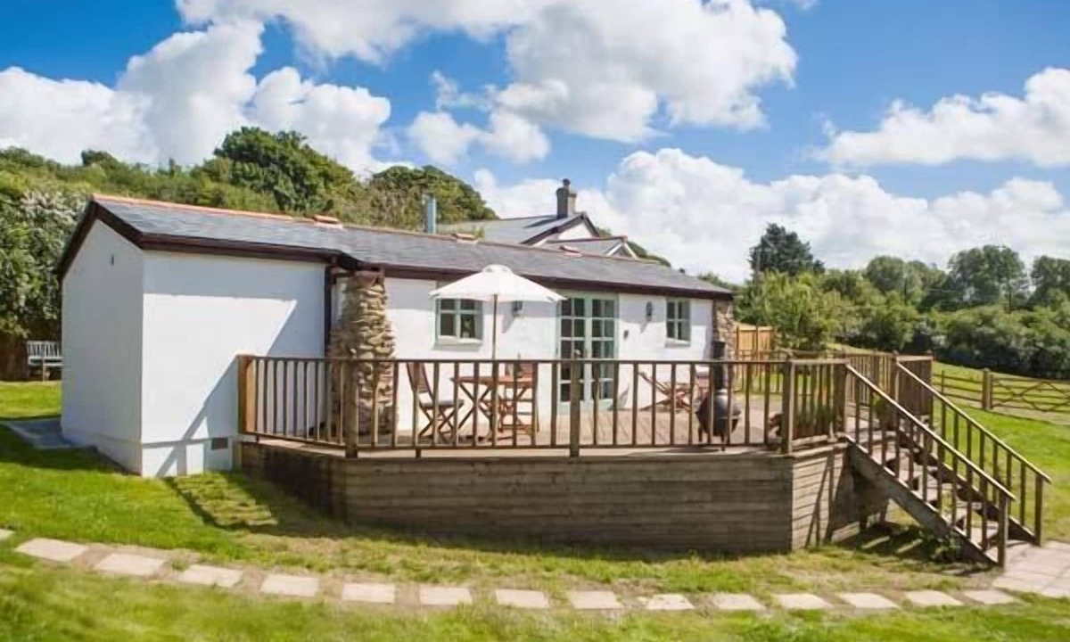 Truro Cottage | FIVE ELEMENTS STUDIO, pet friendly, with hot tub in St Agnes