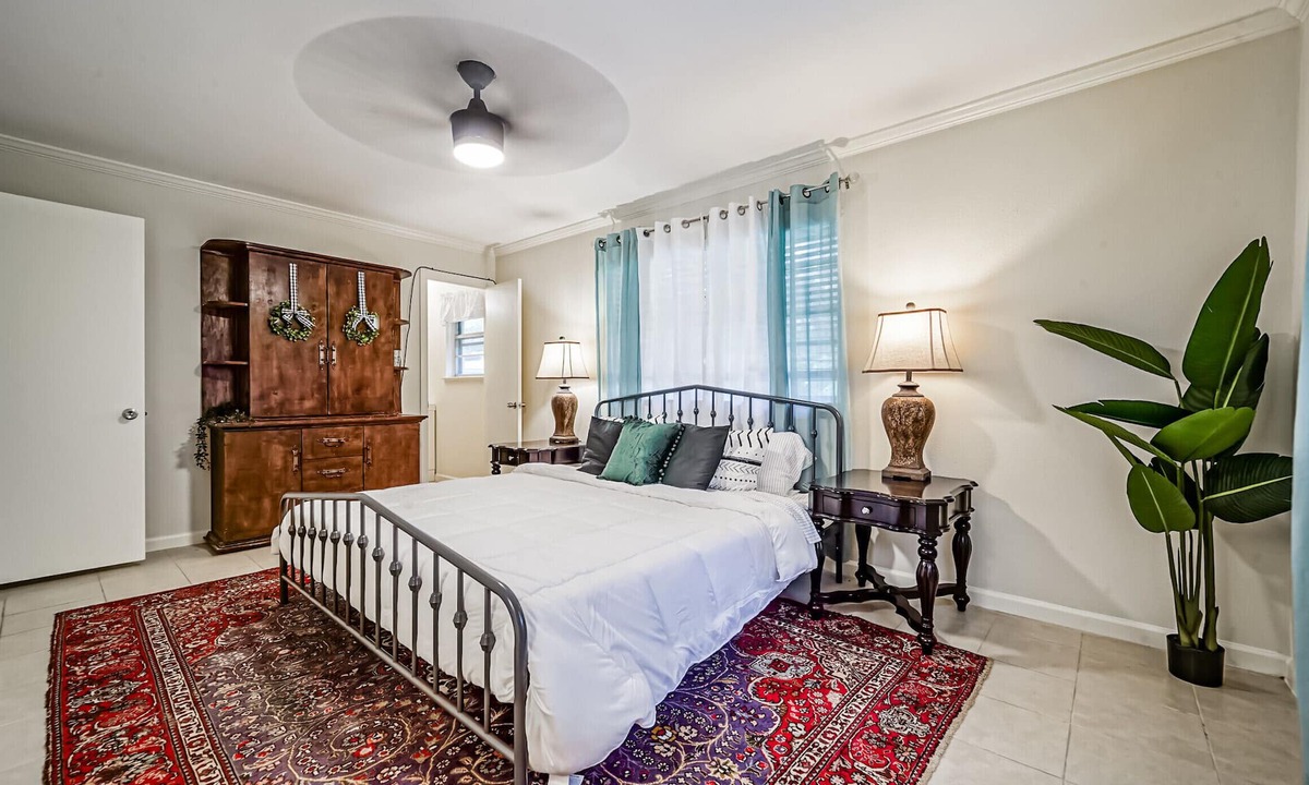 Alvin House | Five Oaks Farmhouse ~ Charming Country Cottage