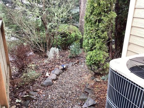 West Salem Apartment | Five Oaks Retreat