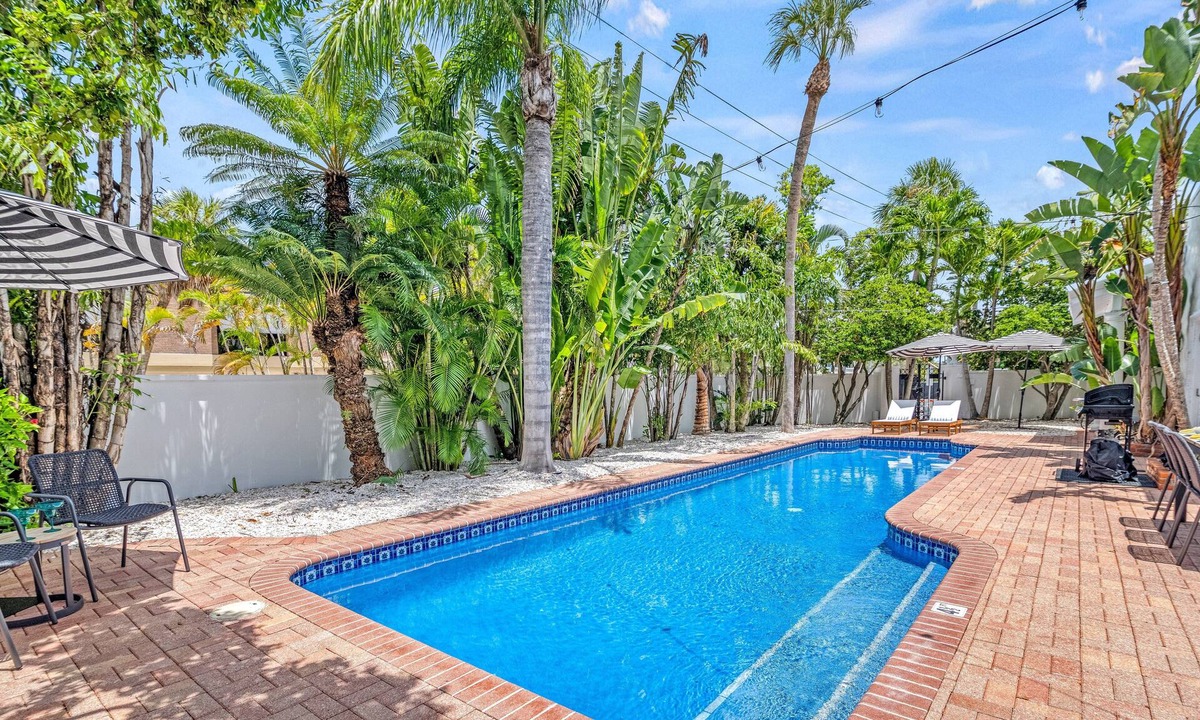 Saint Armands Key House | Five Palms-Indulge in a Stunning Lido Key Retreat with Private Pool, Firepit, and Steps to the Beach
