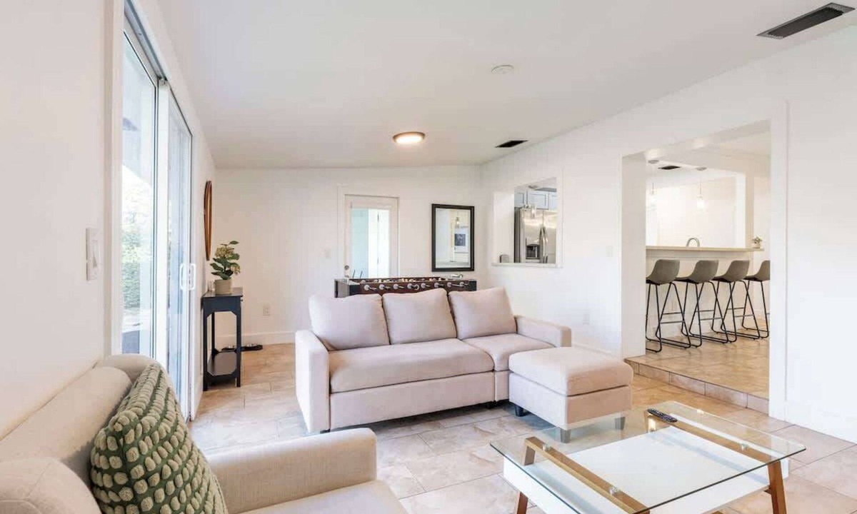 Coral Terrace House | Five Palms Retreat, Fire Pit, Foosball, Near MIA