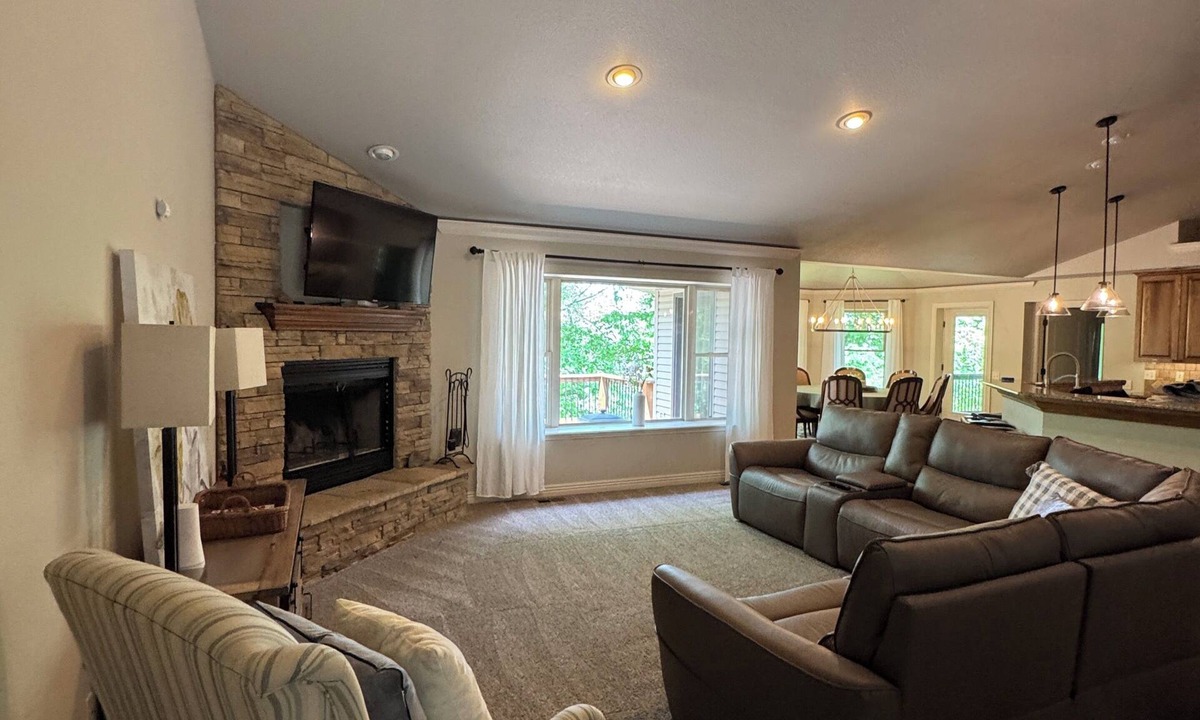 Bella Vista House | Five Stones Retreat! - Minutes to OZ Trails + Golf