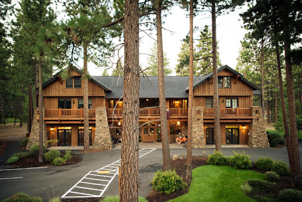 Sisters Hotel | FivePine Lodge