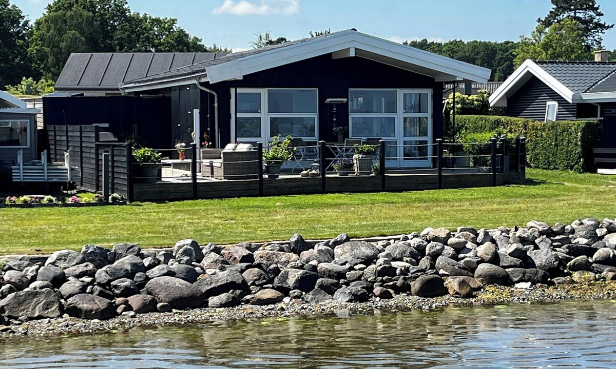 Munkebo House | Fjord-side cottage in Munkebo by the water