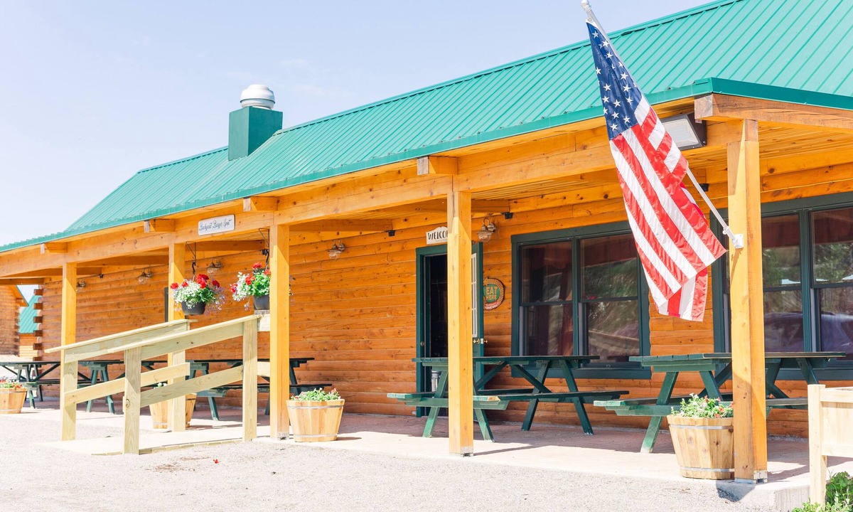 Columbia Falls House | Flagpole View Cabins - King Plus Cabin