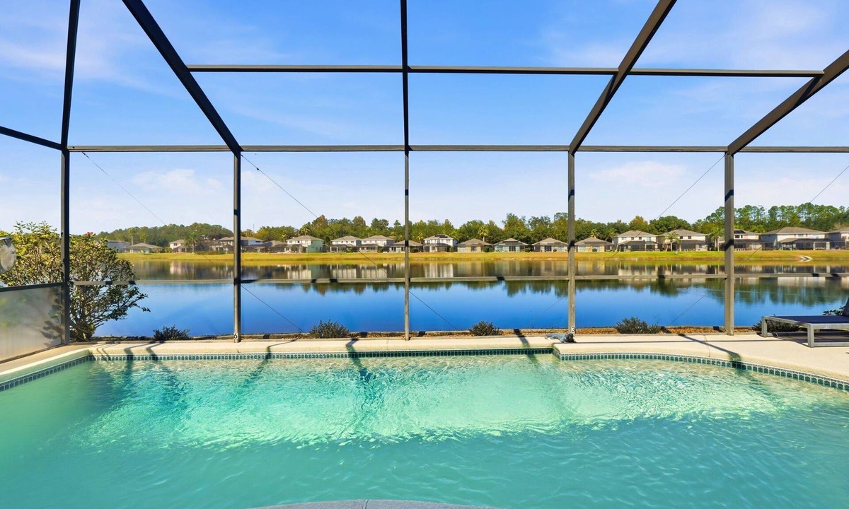 Sunset Lakes House | FLAMINGO FARMHOUSE. Your tranquil lake retreat with charm, designer style & private pool by Disney