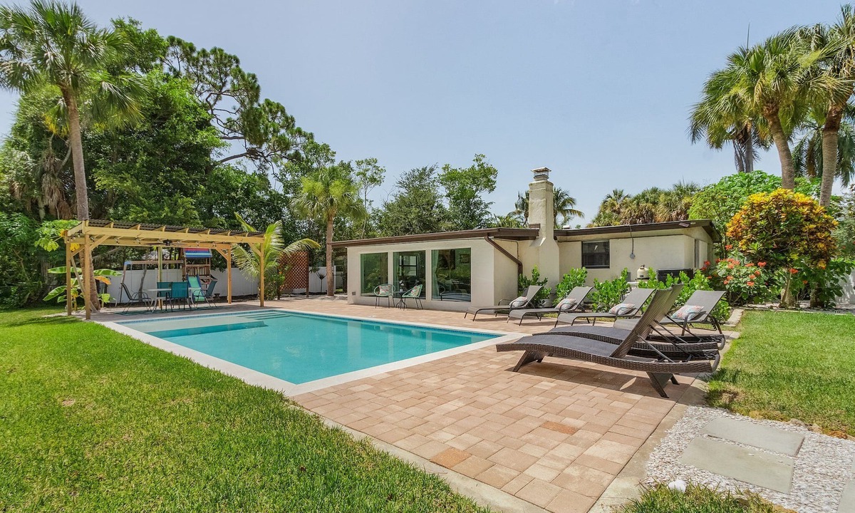 East Naples House | "Flamingo Feliz" Heated Pool! Close to Beach and 5th Ave.