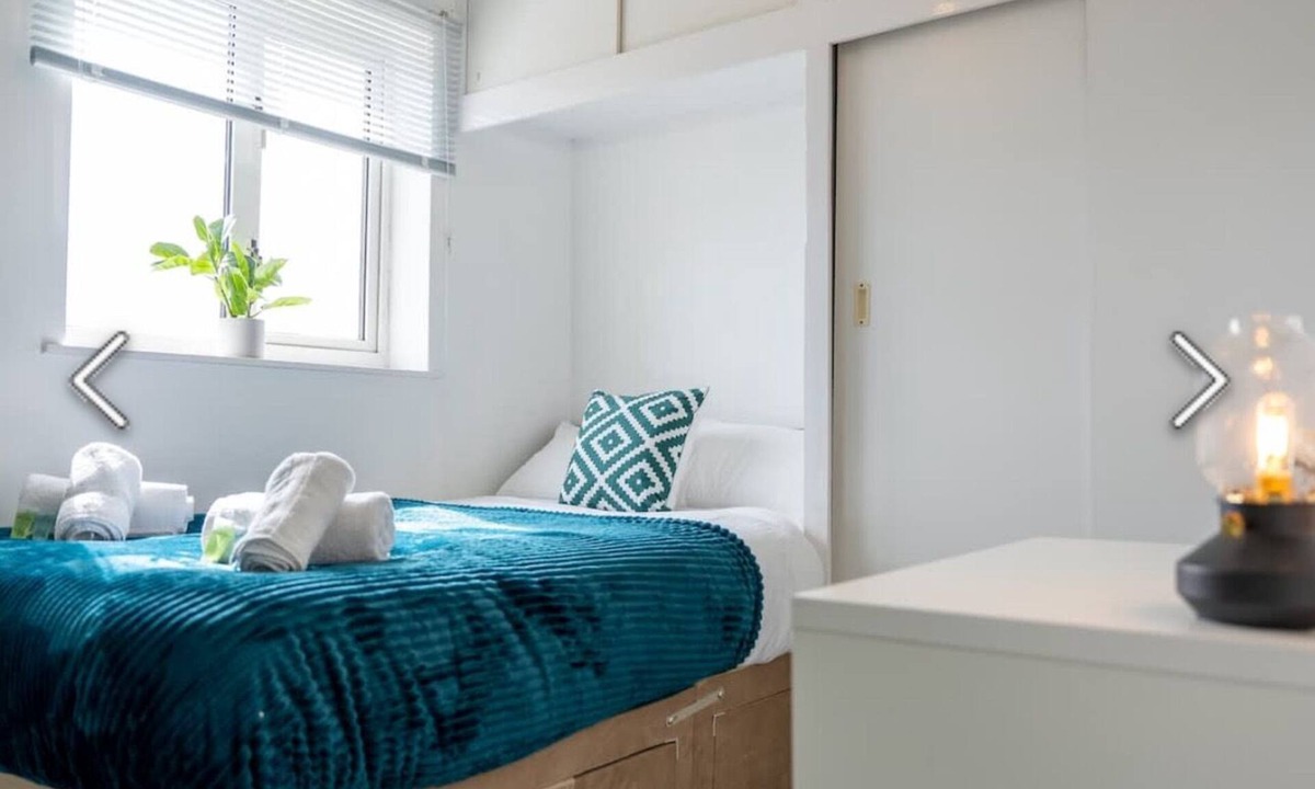 Great Linford House | Flamingo short Let’s Neath Hill 4 Bed 4 Bath