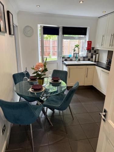 Milton Keynes House | Flamingo Short Lets Greenleys