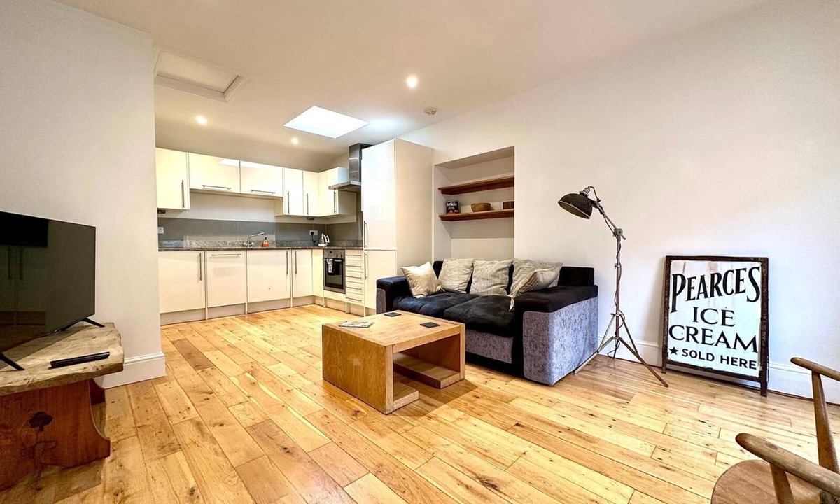 Shoscombe Apartment | Flat 3, Waterloo Apartments