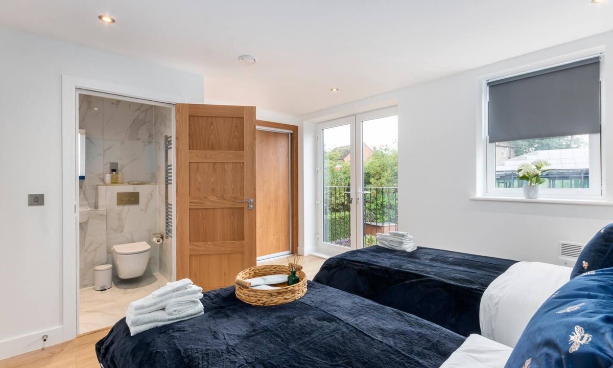 Leatherhead Apartment | Flat 4 Saarb Apartments