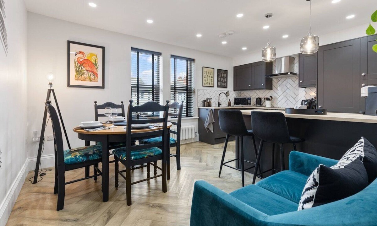 Roundhay Apartment | Flat A Stunning 2/3b flat in Roundhay, EV charging