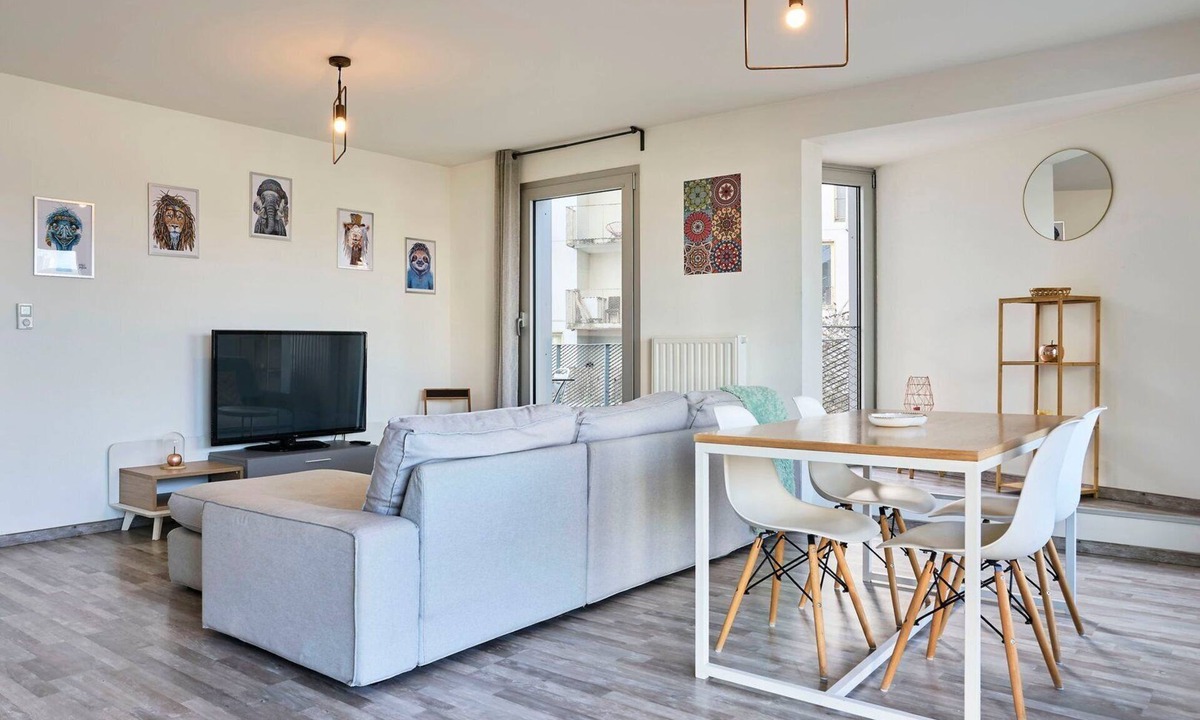 Lille-Moulins Apartment | Flat close to the metro & 2 balconies