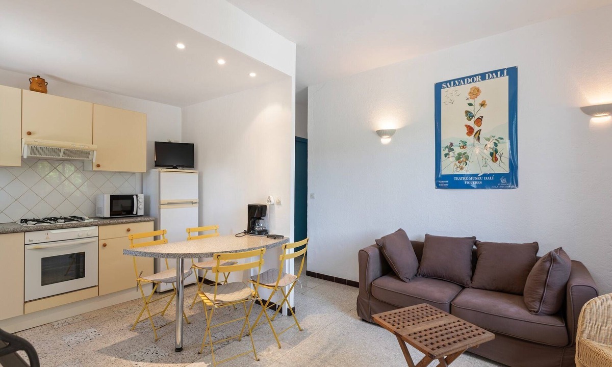 Meze Apartment | Flat in a beautiful building with pool