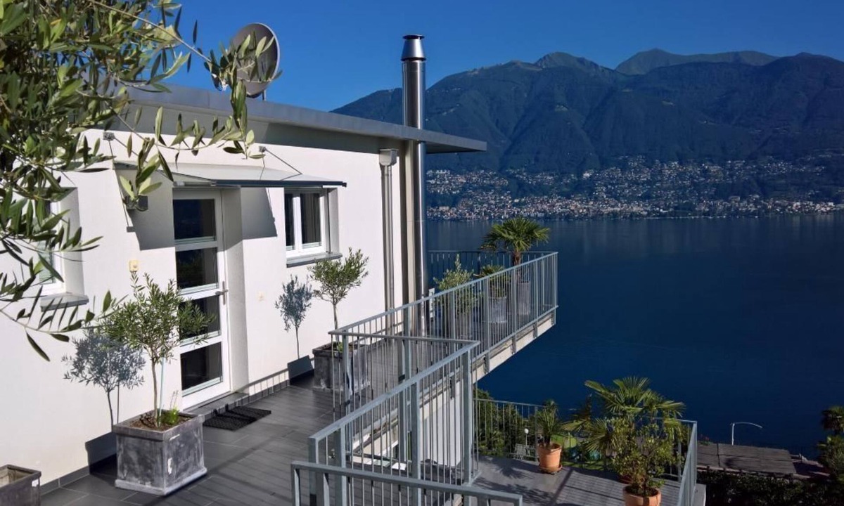 Gambarogno Apartment | Flat in a dream location with Ticino flair
