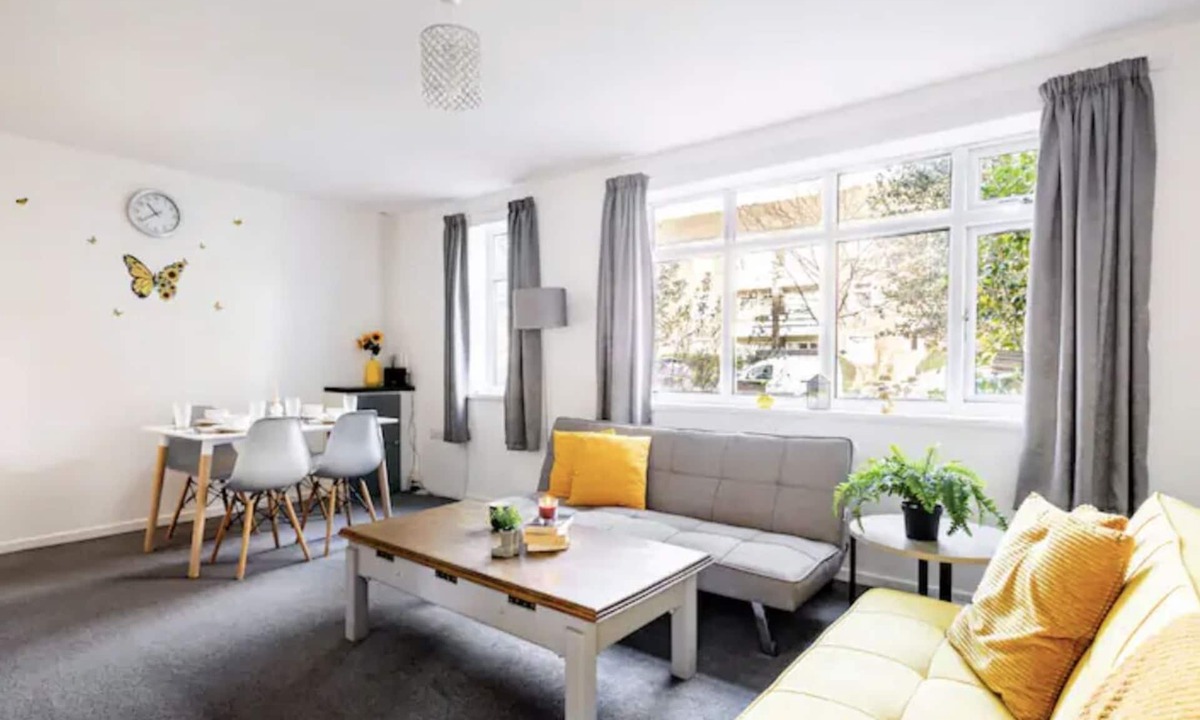 Trafford Apartment | Flat in leafy Sale, Manchester