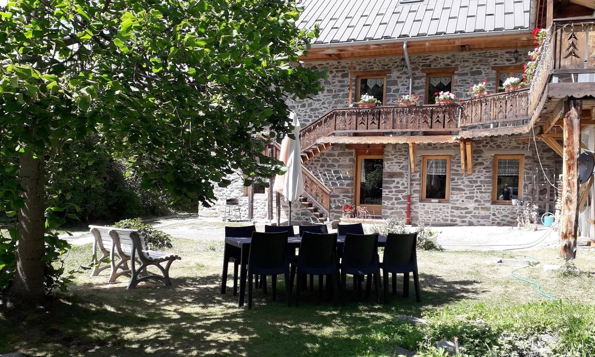 Albiez-le-Jeune Apartment | Flat in stone house