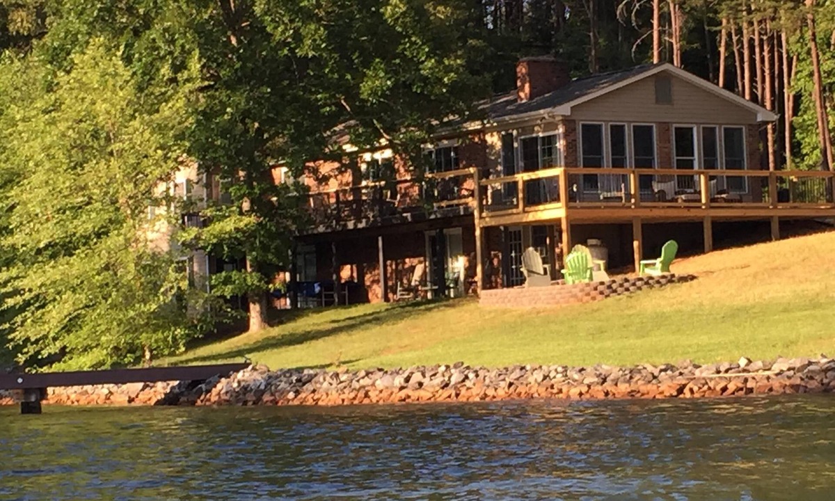 Moneta House | Flat Lot, Views! Waterslide, Firepit, Kayaks, Pickleball, Pingpong, Tennis, WiFi