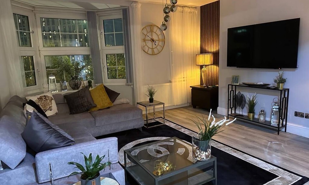 Edgbaston Apartment | Flat Sleeps 2 with Jacuzzi and Parking