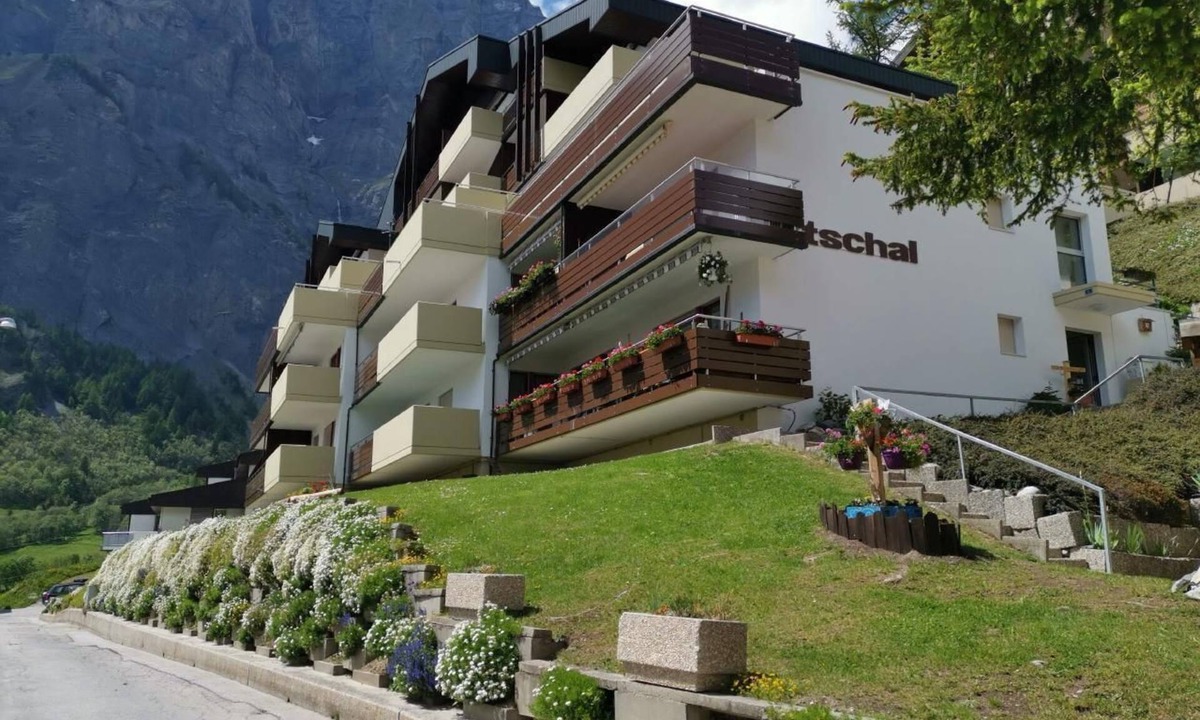 Leukerbad Apartment | Flat with mountain view and village