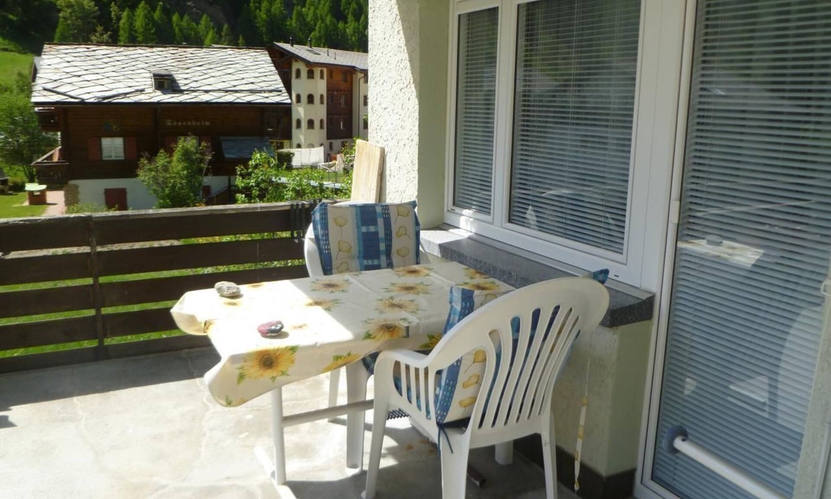 Taesch Apartment | Flat with private terrace