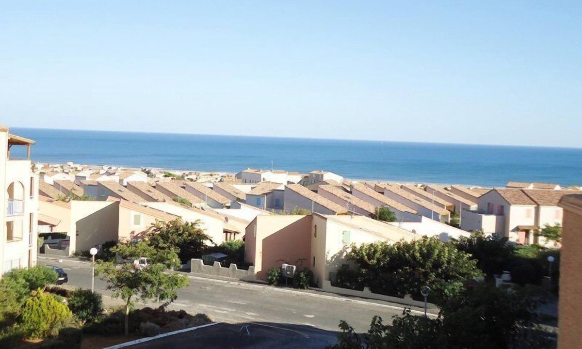 Saint-Pierre-la-Mer Apartment | Flat with superb sea views