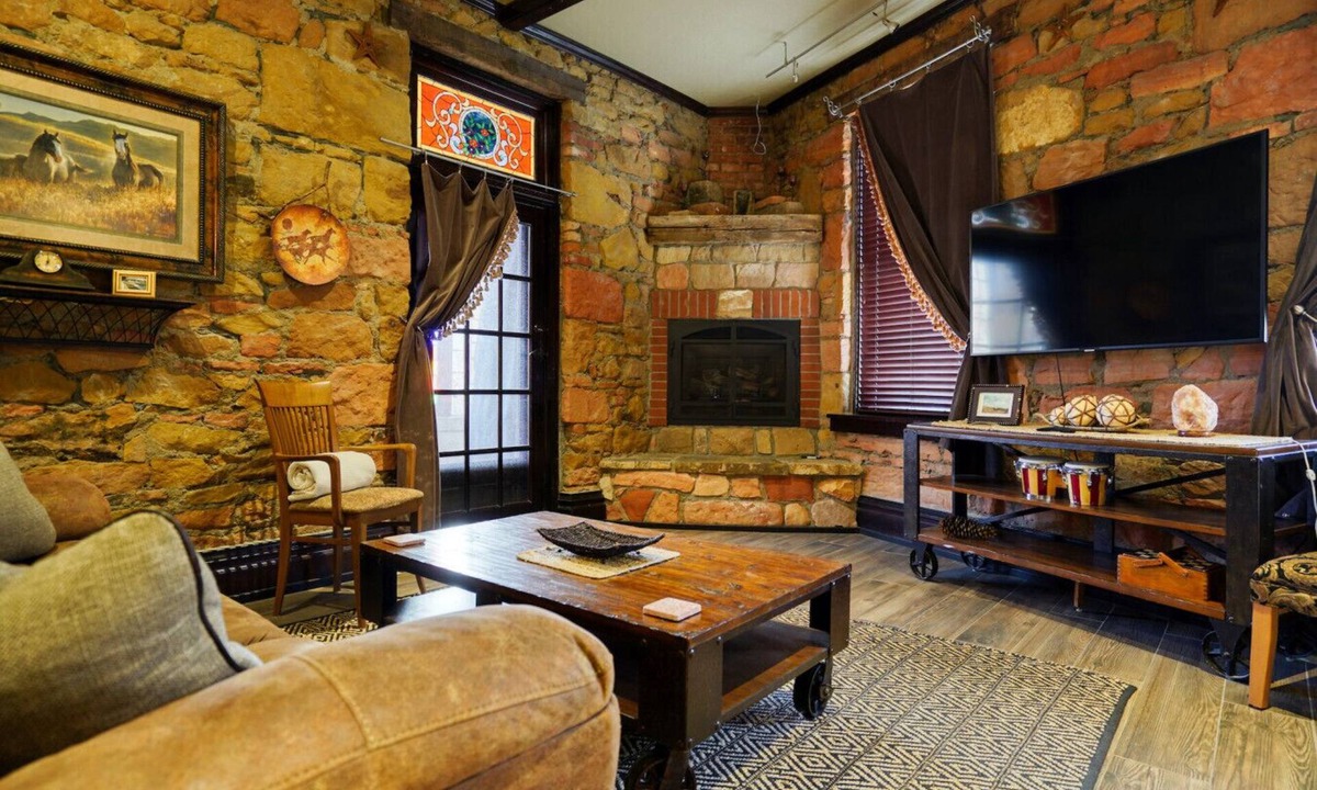 Hot Springs House | FlatIron w/Courtyard