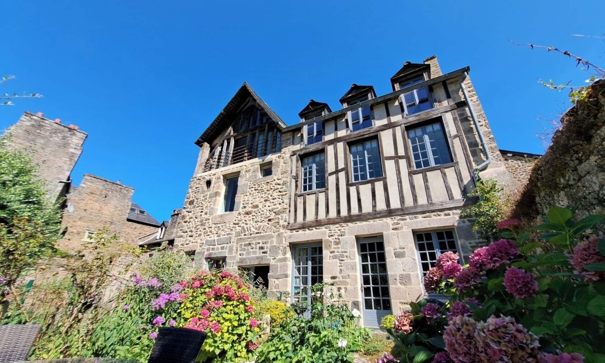 Lanvallay Apartment | Fleur de Lys (2 Bedrooms, Sleeps 4)