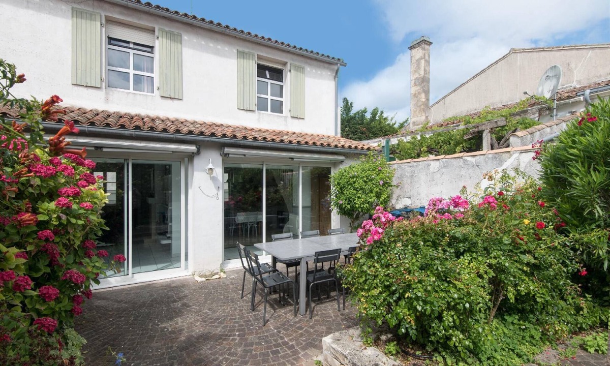 Le Bois-Plage-en-Re Villa | Fleur de sel villa with terace