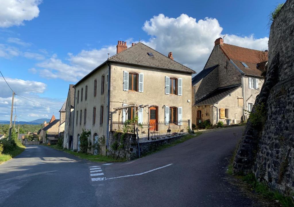 Saint-Leger-sous-Beuvray Apartment | Fleurs au Bourg