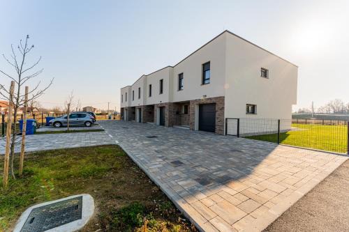 Novaki House | Flex SelfCheckIns 143 - Novaki -Terrace - 4 Bedrooms - Parking