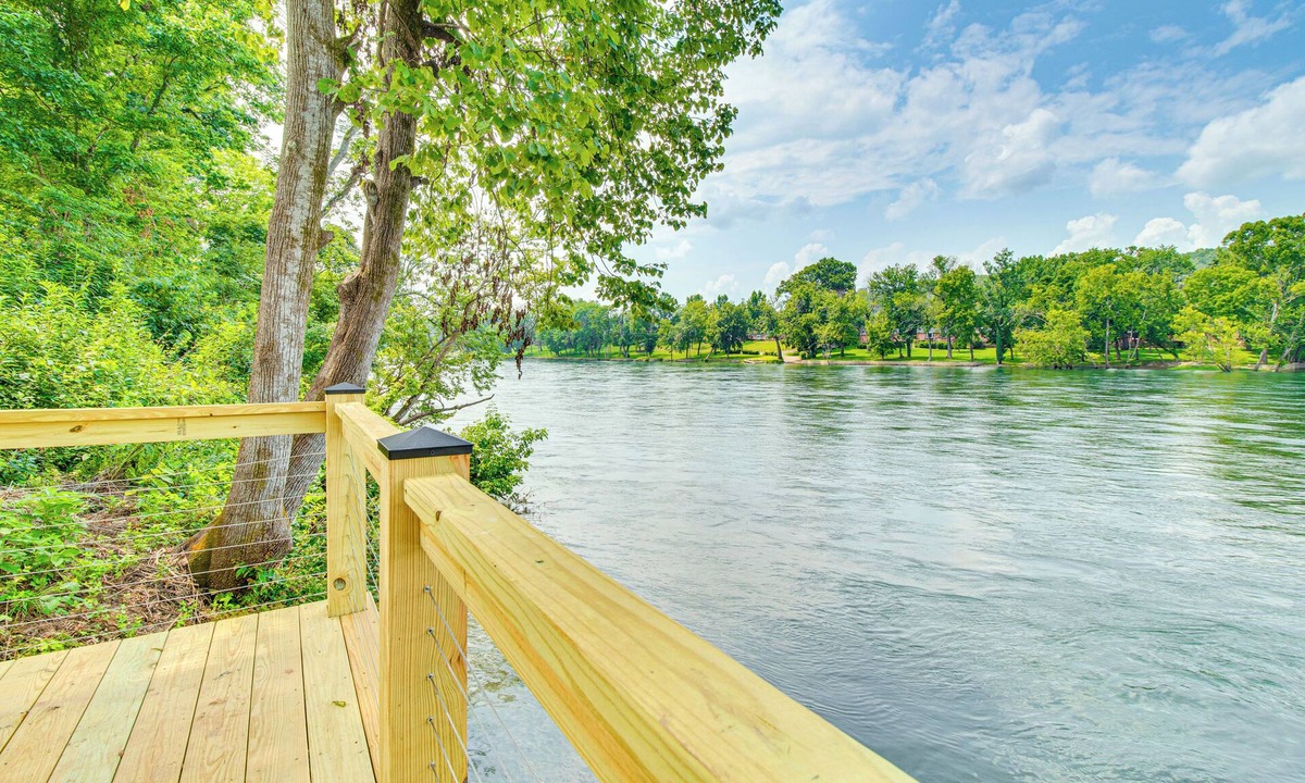 Lakeview House | Flippin Home w/Deck & Grill: Steps to White River
