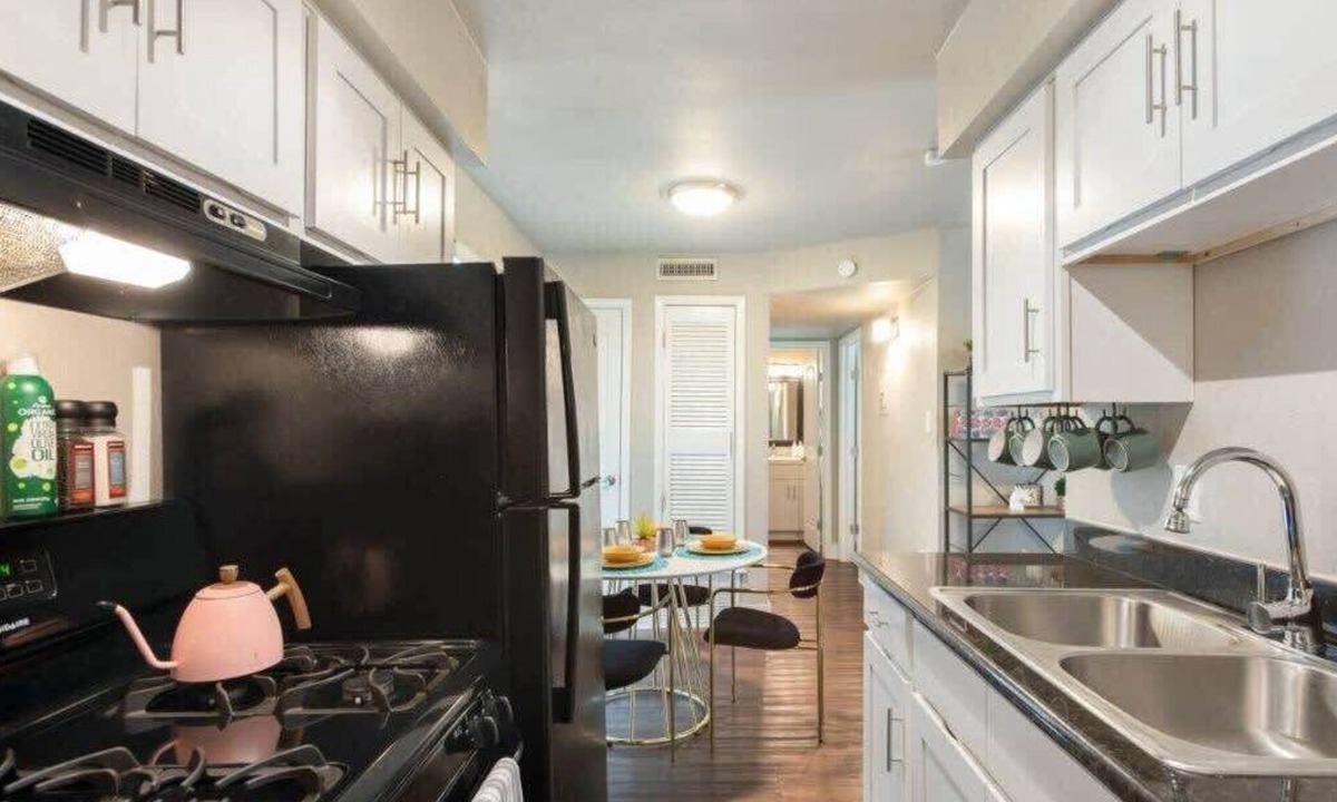 Oakmont Heights Apartment | Flirty Flamingos l No Service Fees | DT |65" TV