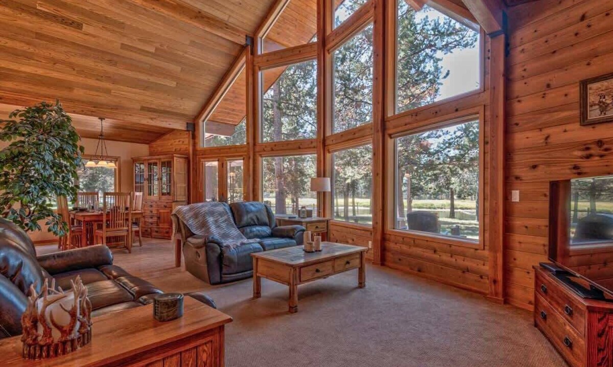 Oregon Water Wonderland Cabin | Float the Big Deschutes River from the back yard!
