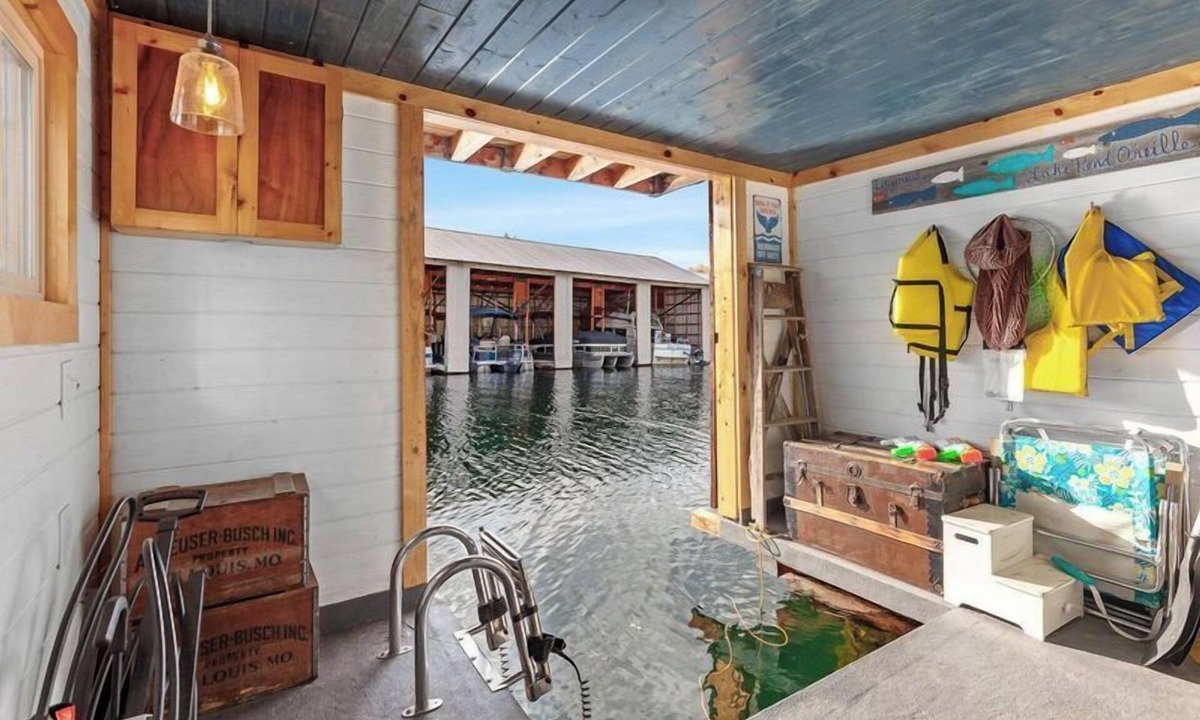 Bayview Boat Rental | Floathouse on the shores of Lake PendOreille