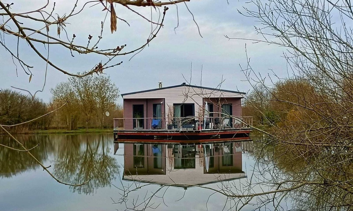Le Langon House | FLOATING HOUSE, POOL, HAMMAM, SAUNA, BALNEO