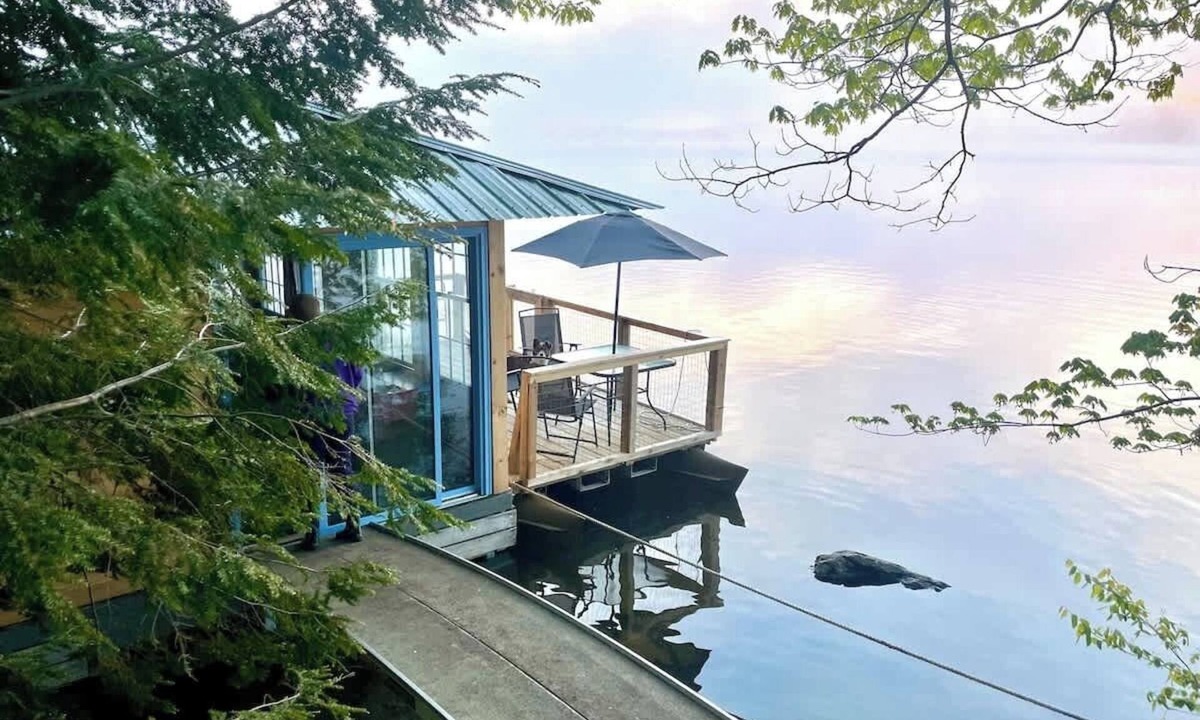 Monmouth House | Floating Island Cabin