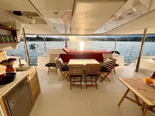Geneva City Centre Boat Rental | Floatinn Boat-BnB