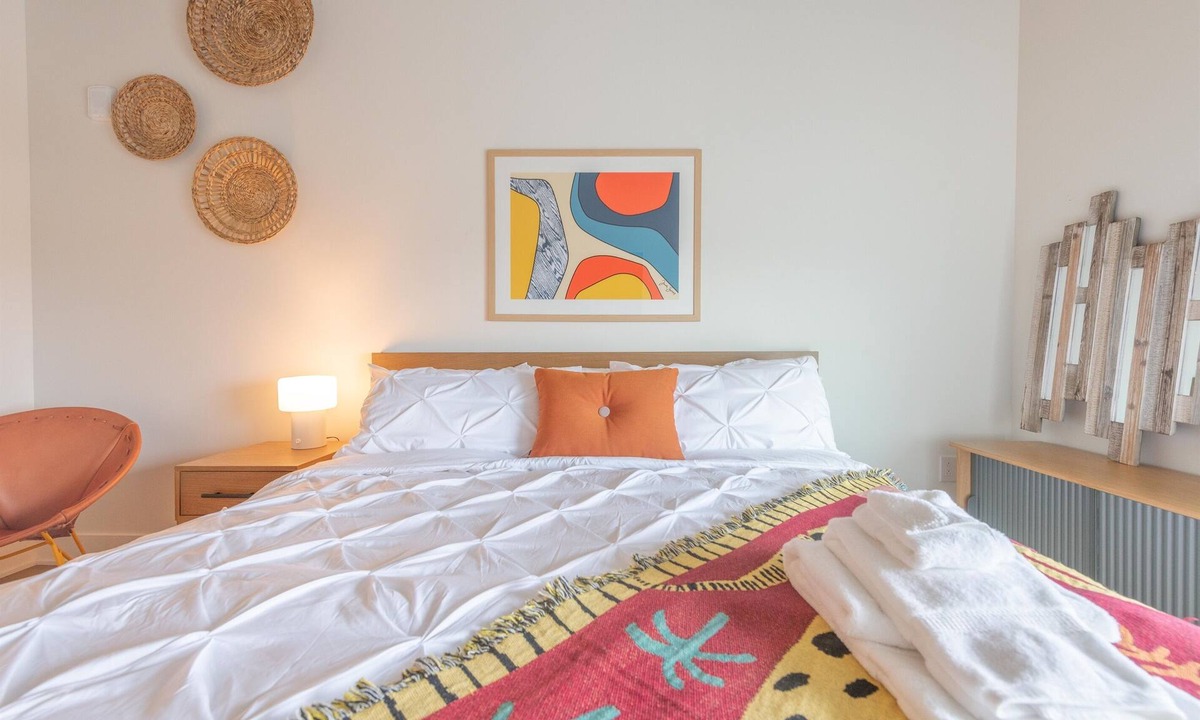 Rainey Street Historic District Condo | Floor 22 King, Rooftop Pool, Free Cabanas, Dogs OK