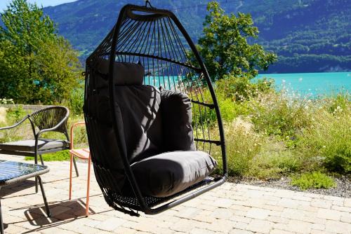 Niederried bei Interlaken Apartment | FLORA BAY - modern lake view flat