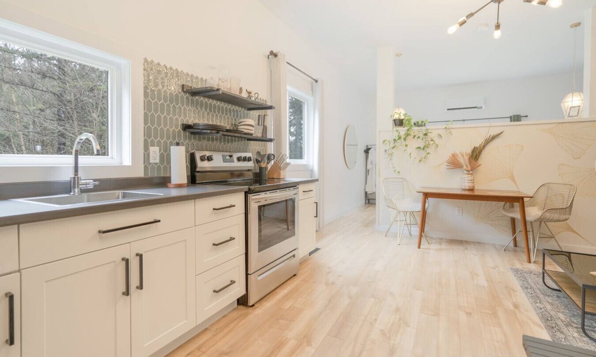 Erbs Cove Condo | Flora studio on the lake