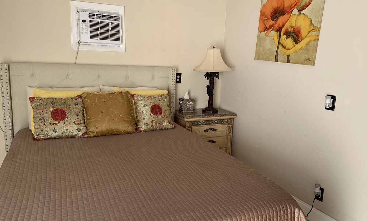 College Park Cottage | Florence close to the intercostal.