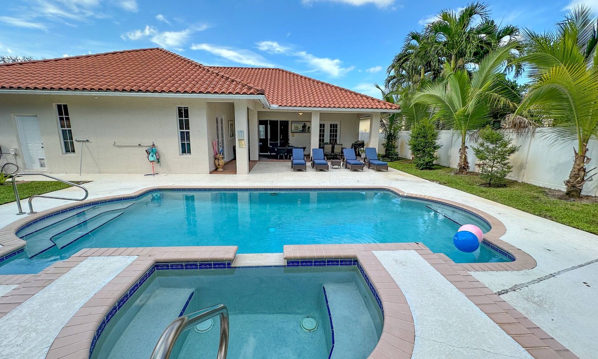 Lake Worth House | FLORIDA PALMS- 5BR HOME 3 MILES TO BEACH - PRIVATE POOL & HOT TUB