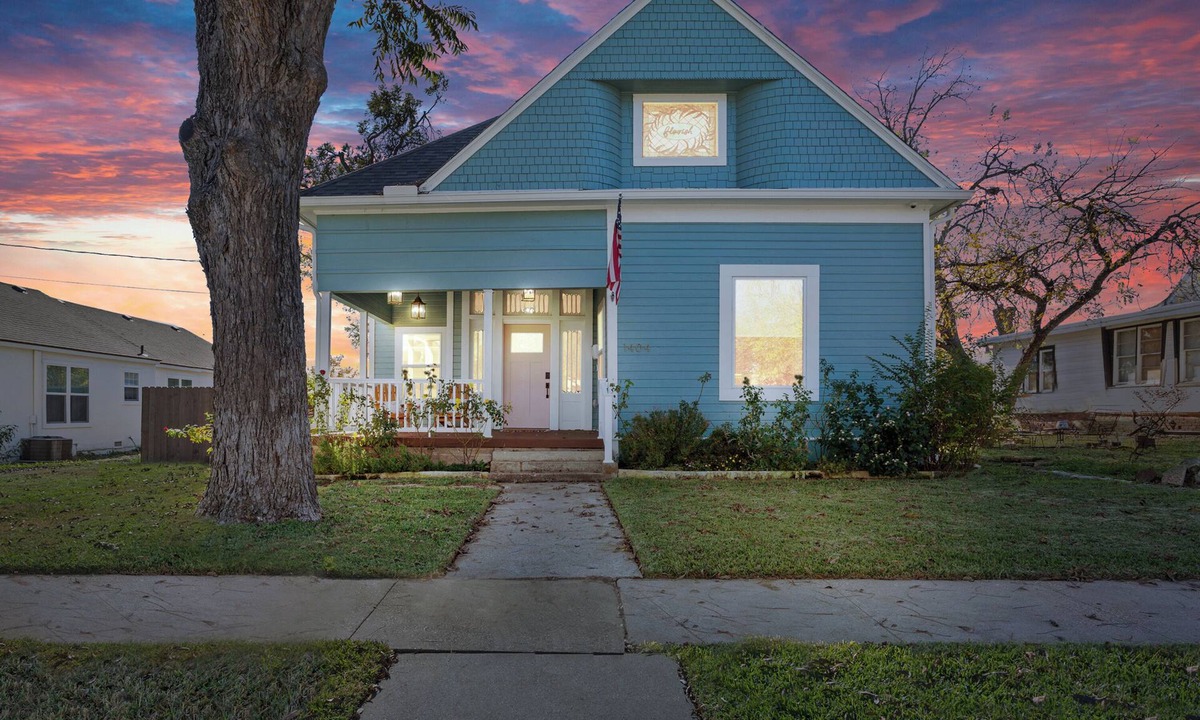 Waco House | FlourishHouse-HotTub, firepit, gym, outdoor movie, outside dining
